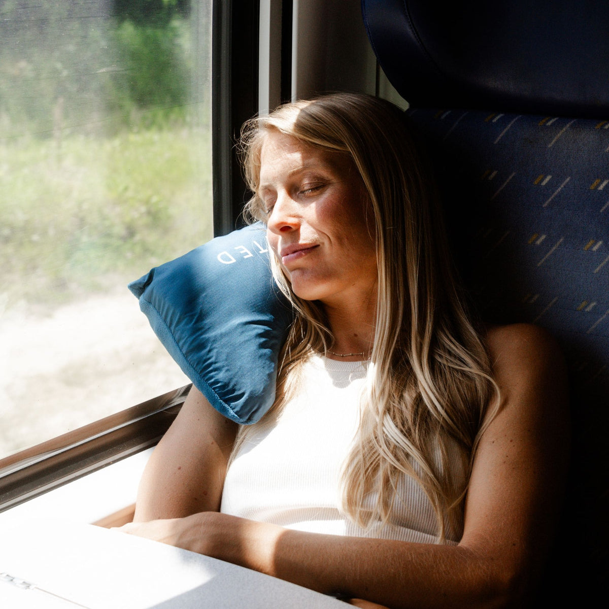 VOITED NeckPack Travel Blanket - Camp Vibes Two