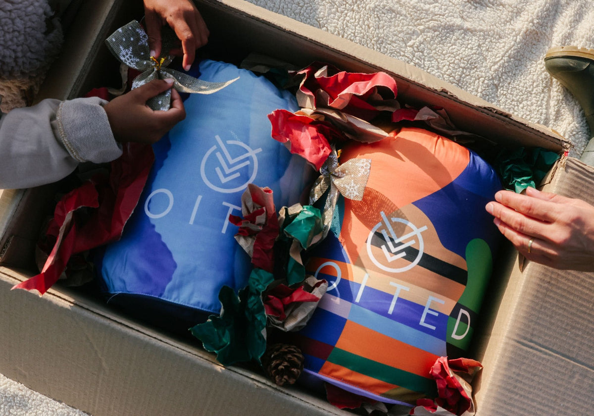 Couvertures VOITED CloudTouch en cadeau de Noël : deux couvertures bleue et multicolore dans un carton avec papier cadeau