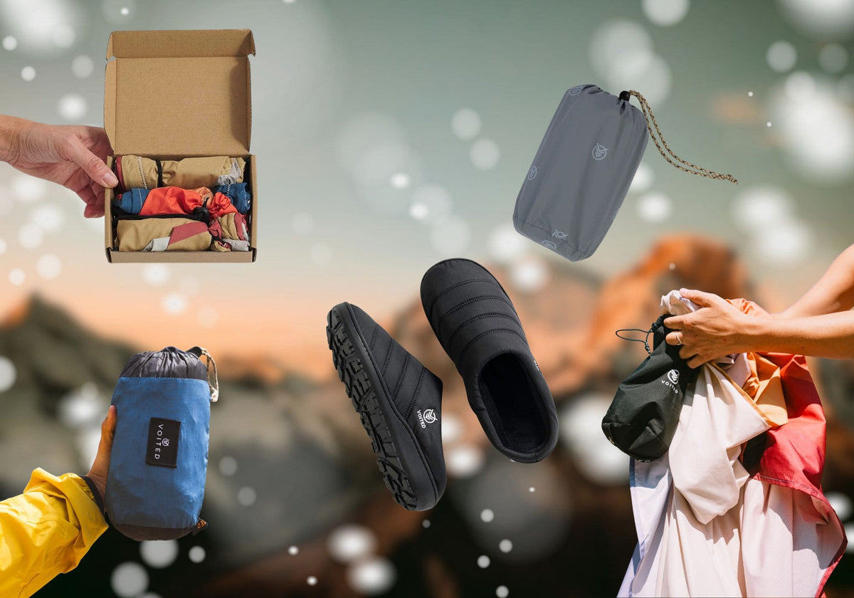 Collage de produits VOITED sur fond de montagnes flouté : chaussons noirs, liners dans une boîte cadeau, le Tout Pack et le Sandfree Beach Sheet dans leurs housses compactes.