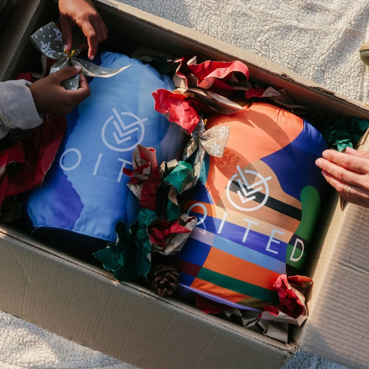 Couvertures VOITED CloudTouch en cadeau de Noël : deux couvertures bleue et multicolore dans un carton avec papier cadeau
