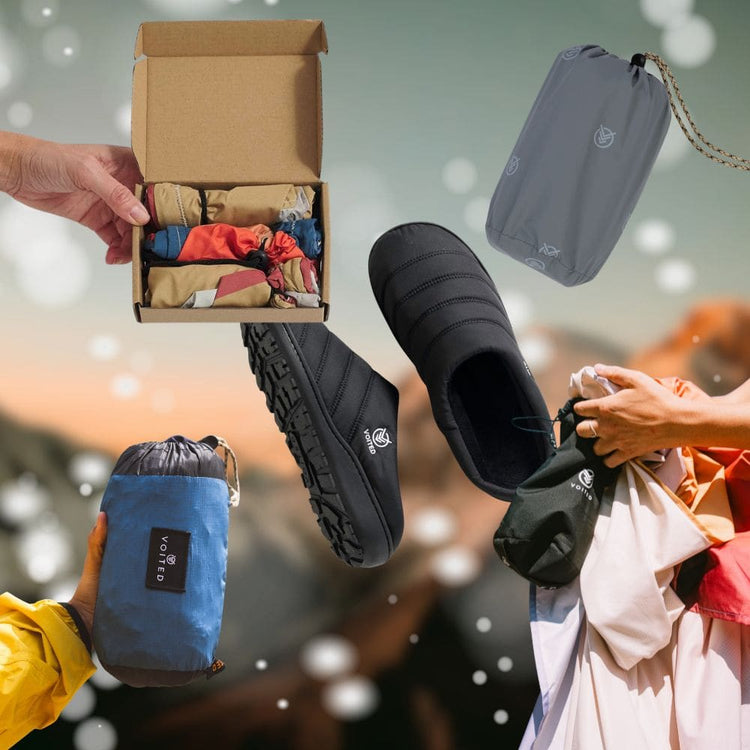 Collage de produits VOITED sur fond de montagnes flouté : chaussons noirs, liners dans une boîte cadeau, le Tout Pack et le Sandfree Beach Sheet dans leurs housses compactes.