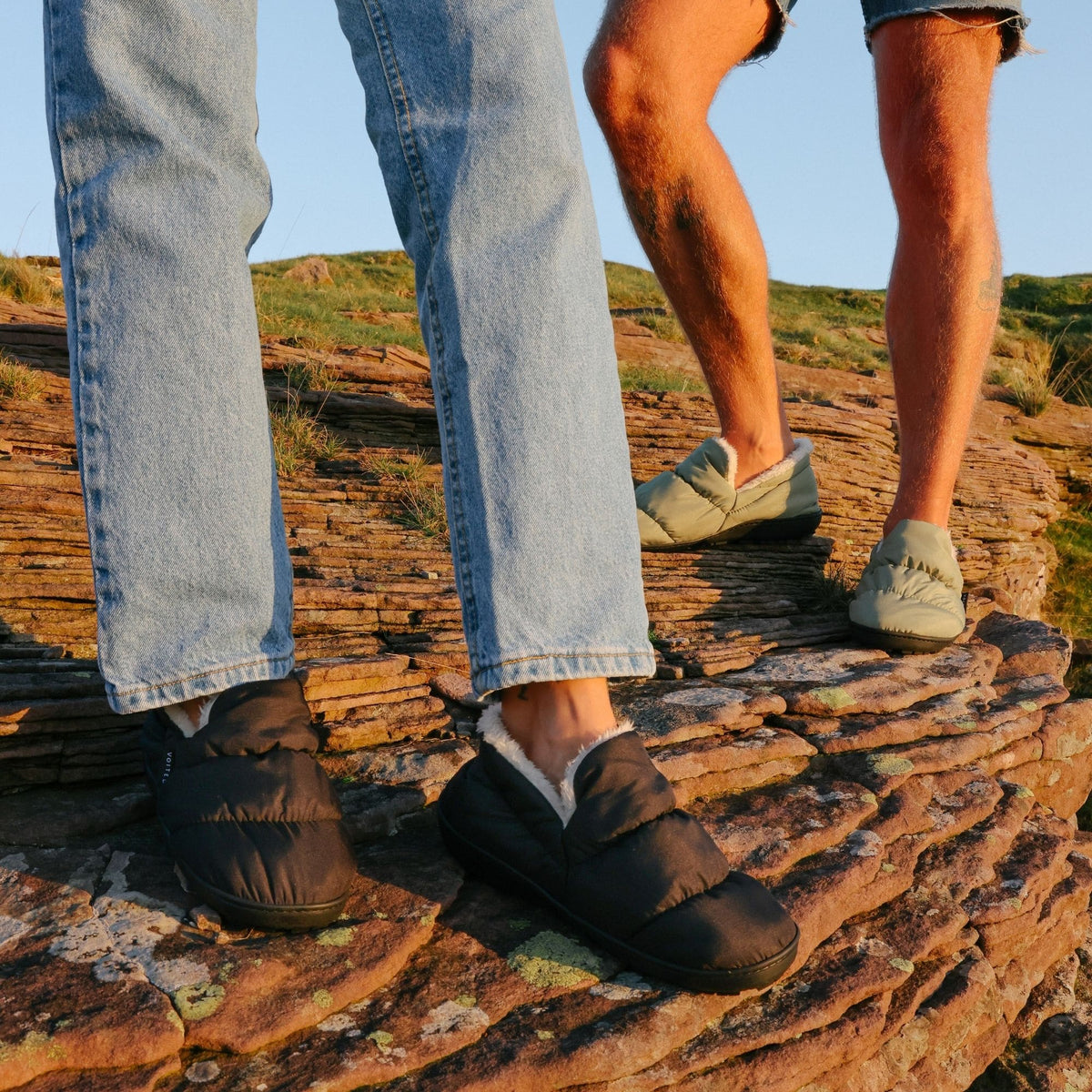 VOITED CloudTouch® Slippers - Lightweight, Indoor/Outdoor Fleece-Lined Camping Slippers - Black