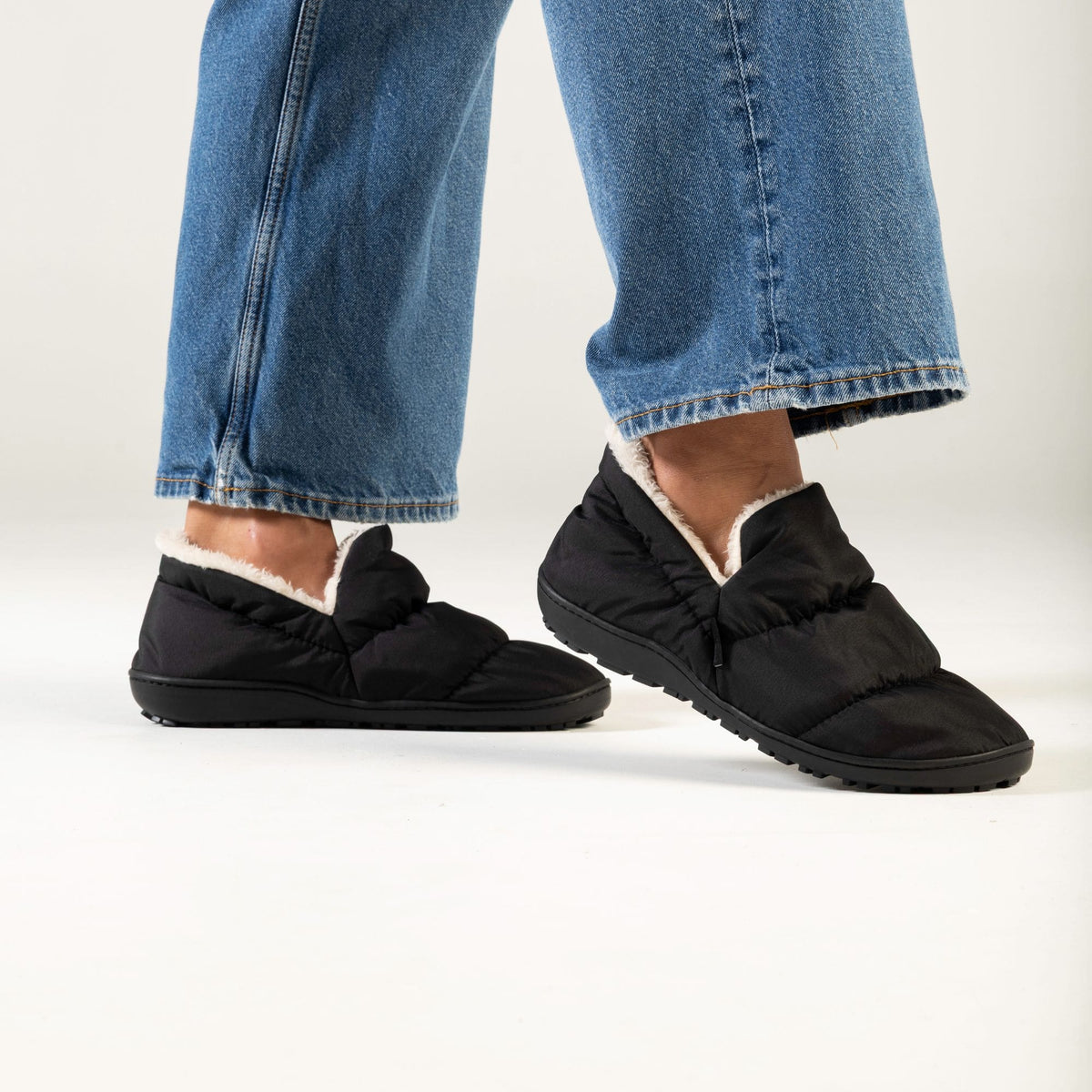 VOITED CloudTouch® Slippers - Lightweight, Indoor/Outdoor Fleece-Lined Camping Slippers - Black