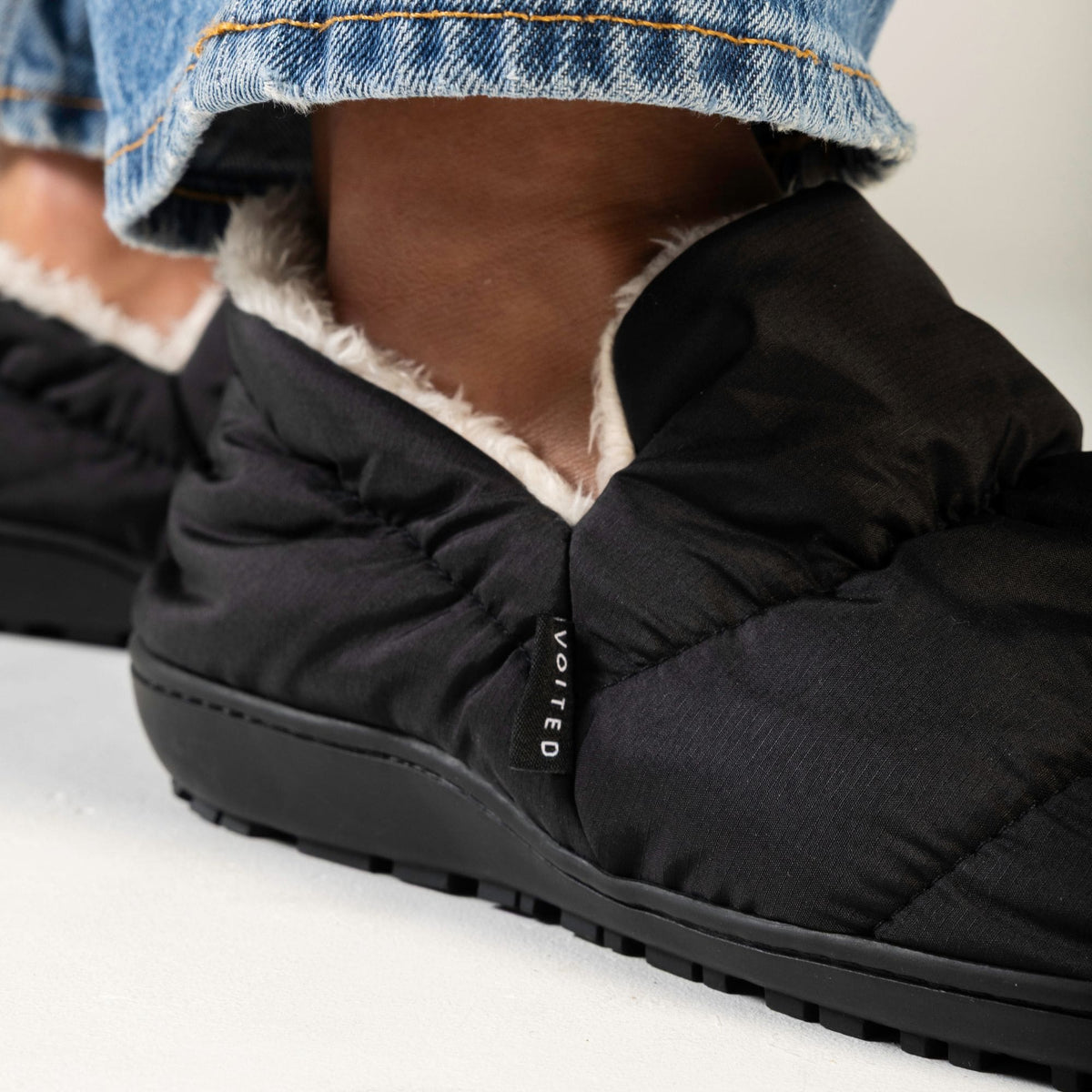 VOITED CloudTouch® Slippers - Lightweight, Indoor/Outdoor Fleece-Lined Camping Slippers - Black