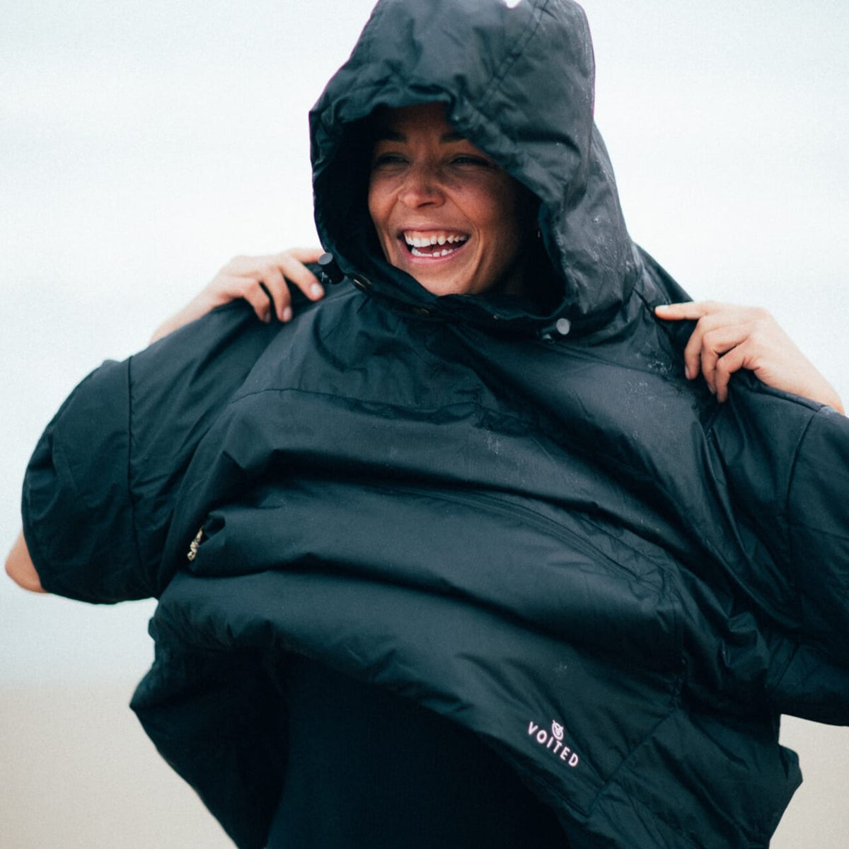 Vively Life Poncho De Pluie Léger Imperméable – Coupe-Vent Respirant Avec Capuche, Séchage Rapide, Taille Unique XL Noir Pour Homme Et Femme